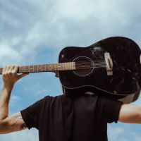 آموزش تخصصی گیتار همراه خوانندگی